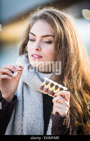 Frau, die Propolis Suspension zum einnehmen. Stockfoto