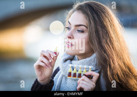 Frau, die Propolis Suspension zum einnehmen. Stockfoto