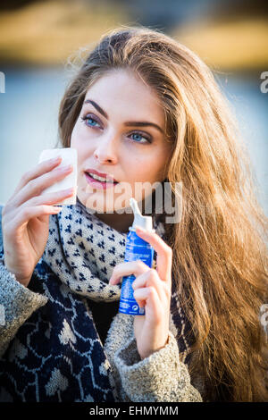 Frau mit einem sterilen Meerwasser spray. Stockfoto