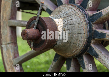 Alte hölzerne Wagenrad hautnah Stockfoto
