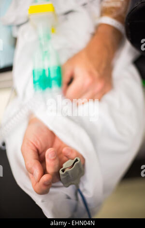 Nahaufnahme von einem Pulsoximeter am Finger des Patienten sich einer Operation unterziehen. Stockfoto