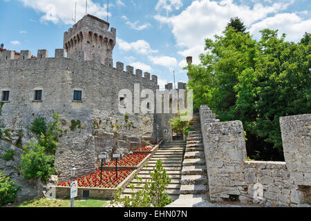 SAN-MARINO - 22. Juni 2014: Festung auf einem Felsen in San Marino Stockfoto