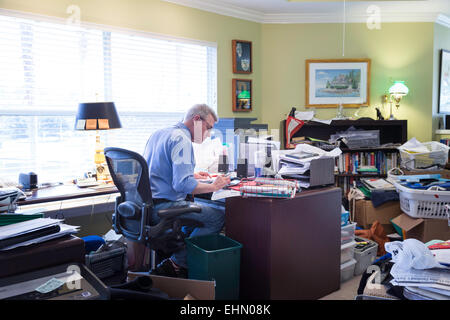 Geschäftsmann in Hamsterer" unordentlich Home Office, USA Stockfoto