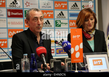 Sarajevo, Bosnien und Herzegowina. 16. März 2015. Trainer der Fußball-Nationalmannschaft von Bosnien und Herzegowina Mehmed Bazdarevic (L) kündigt Kader für das Spiel gegen Andora in der Qualifikation UEFA EURO 2016 während einer Pressekonferenz in Sarajevo, Bosnien und Herzegowina am 16. März 2015. Bazdarevic des Teams haben ihr erste Spiel gegen Andora, Andora, am 28. März. Bildnachweis: Haris Memija/Xinhua/Alamy Live-Nachrichten Stockfoto