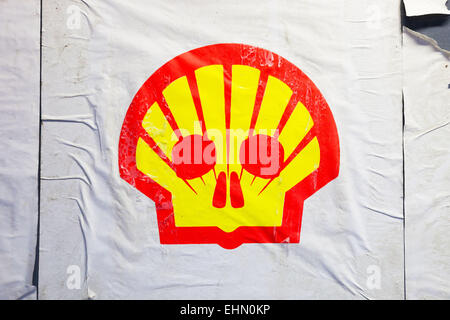 Logo des Ölkonzerns Shell von Umwelt-Aktivisten verurteilen die Verantwortung der Shell Ölverschmutzung entführt. Stockfoto