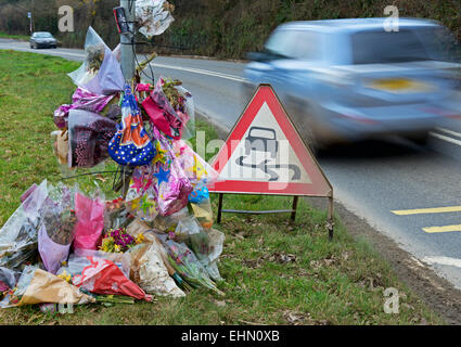 Autos vorbei an einem Straßenrand Schrein, die Szene eines tödlichen Unfalls beschleunigen Stockfoto