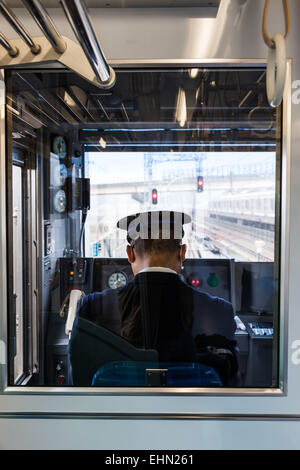 Lokführer zwischen Narita und Tokio, Japan. Stockfoto