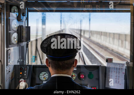 Lokführer zwischen Narita und Tokio, Japan. Stockfoto