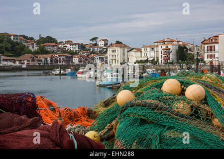 Angelboote/Fischerboote und Netze, Hafen von St Jean de Luz, Südfrankreich Stockfoto