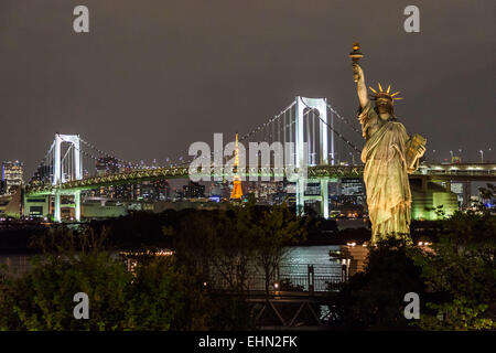 Freiheitsstatue am Rand der Bucht von Tokio und die Rainbow Bridge, Japan. Stockfoto