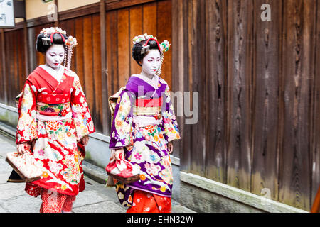 Geishas oder Geikos et Maikos in einer Straße von Gion, Japan. Stockfoto