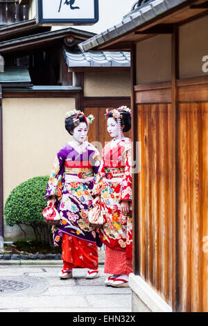 Geishas oder Geikos et Maikos in einer Straße von Gion, Japan. Stockfoto