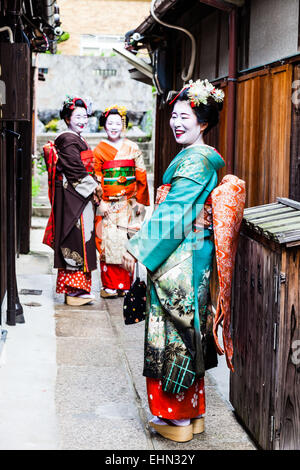 Geishas oder Geikos et Maikos in einer Straße von Gion, Japan. Stockfoto