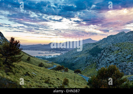 Port de Pollenca im Norden Mallorcas. Blick von der Serpentinenstraße auf dem Weg zum Cap Formentor. Stockfoto