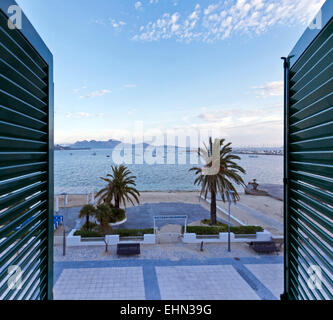Blick aus einem Fenster bei Port de Pollenca im Norden Mallorcas - Spanien. Stockfoto