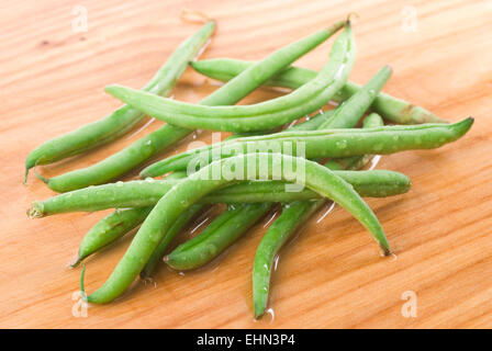 Gewaschenen Bohnen auf ein Holzbrett. Stockfoto