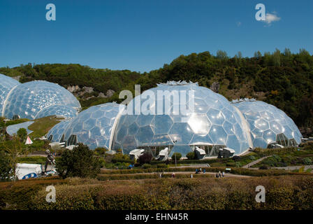 Eden Project Biome mit Landschaft Stockfoto