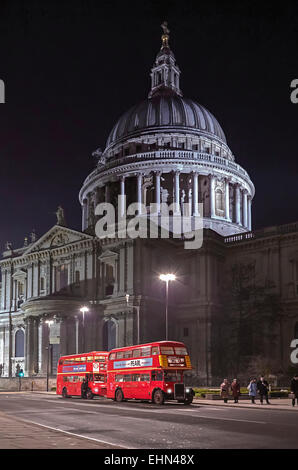 London Transport klassischen roten RT und RM Routemaster Doppeldecker Busse vor der St. Pauls Kathedrale bei Nacht Stockfoto