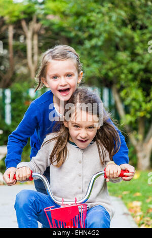 5 und 7 Jahre alten Mädchen mit dem Fahrrad. Stockfoto