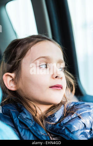 7 Jahre alten Mädchen in einem Auto. Stockfoto