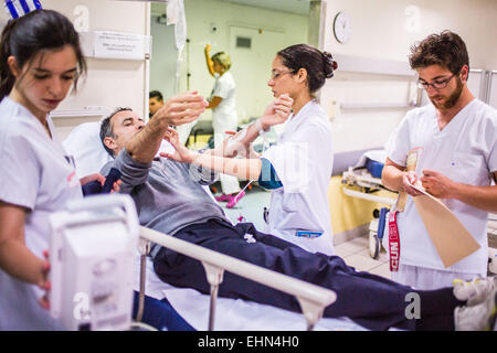 Behandlung im Frühstadium und Dringlichkeit eines Patienten mit Symptomen eines Schlaganfalls, hier neurologische Untersuchung, Neuro-vaskuläre Intensive Care Unit (UNV) CHU Bordeaux. Stockfoto