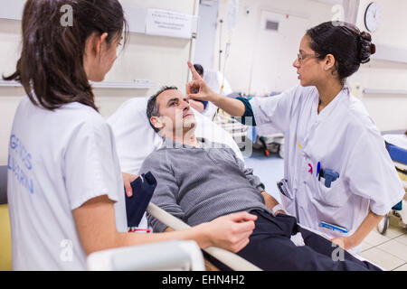 Behandlung im Frühstadium und Dringlichkeit eines Patienten mit Symptomen eines Schlaganfalls, hier neurologische Untersuchung, Neuro-vaskuläre Intensive Care Unit (UNV) CHU Bordeaux. Stockfoto