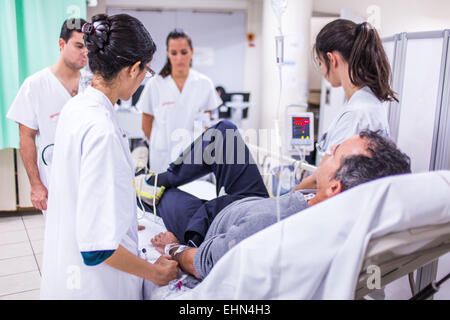 Behandlung im Frühstadium und Dringlichkeit eines Patienten mit Symptomen eines Schlaganfalls, Neuro-vaskuläre Intensive Care Unit (UNV) CHU Bordeaux. Stockfoto