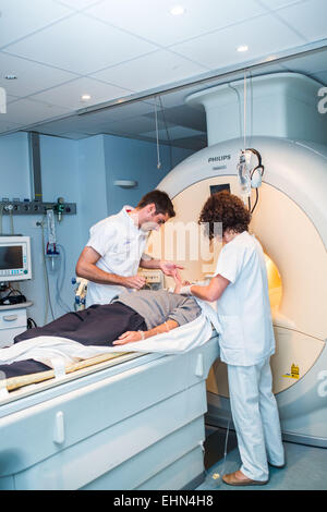 Patienten einen Computertomographie (CT)-Scan des Gehirns (zerebrovaskuläre Unfälle (CVA)), Krankenhaus in Bordeaux, Frankreich. Stockfoto