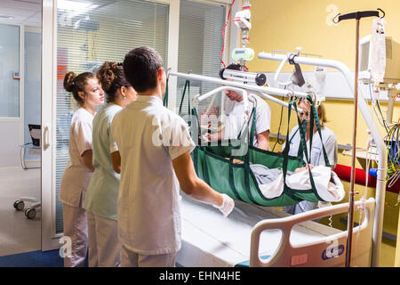 Behandlung im Frühstadium und Dringlichkeit eines Patienten mit Symptomen eines Schlaganfalls hier Vorbereitung Thrombolyse (ACTILYSE®), Neuro-vaskuläre Intensive Care Unit (UNV) CHU Bordeaux. Stockfoto