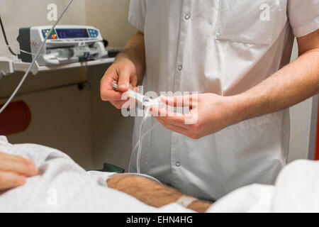 Behandlung im Frühstadium und Dringlichkeit eines Patienten mit Symptomen eines Schlaganfalls hier Vorbereitung Thrombolyse (ACTILYSE®), Neuro-vaskuläre Intensive Care Unit (UNV) CHU Bordeaux. Stockfoto