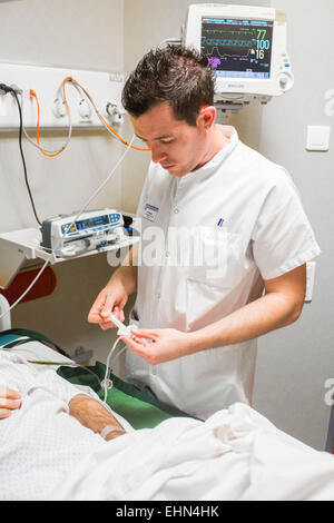 Behandlung im Frühstadium und Dringlichkeit eines Patienten mit Symptomen eines Schlaganfalls hier Vorbereitung Thrombolyse (ACTILYSE®), Neuro-vaskuläre Intensive Care Unit (UNV) CHU Bordeaux. Stockfoto