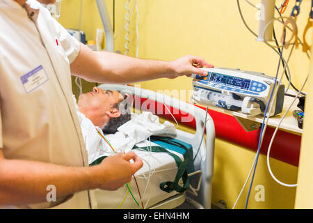 Behandlung im Frühstadium und Dringlichkeit eines Patienten mit Symptomen eines Schlaganfalls hier Vorbereitung Thrombolyse (ACTILYSE®), Neuro-vaskuläre Intensive Care Unit (UNV) CHU Bordeaux. Stockfoto