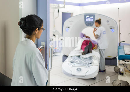 Gehirn-CT Scan, Krankenhaus Bordeaux, Frankreich. Stockfoto