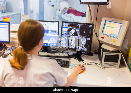 Gehirn-CT Scan, Krankenhaus Bordeaux, Frankreich. Stockfoto