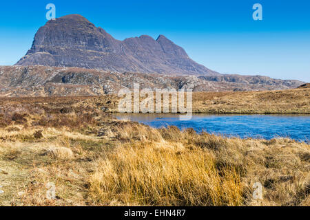 SUILVEN UND DER FLUSS KIRKAIG IN DER NÄHE VON LOCHINVER SUTHERLAND MÄRZ MORGENS Stockfoto