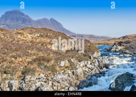 SUILVEN VOM FLUSS KIRKAIG AN EINEM MÄRZ MORGEN IN DER NÄHE VON LOCHINVER SUTHERLAND SCHOTTLAND Stockfoto