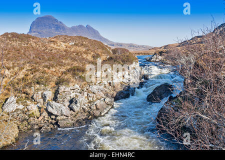 SUILVEN VOM FLUSS KIRKAIG AN EINEM SONNIGEN MORGEN MÄRZ IN DER NÄHE VON LOCHINVER SUTHERLAND SCHOTTLAND Stockfoto