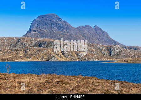 SUILVEN ANSATZ AUF DEN BERG BLICK AUF FIONN LOCH IN DER NÄHE VON LOCHINVER MÄRZ MORGENS Stockfoto