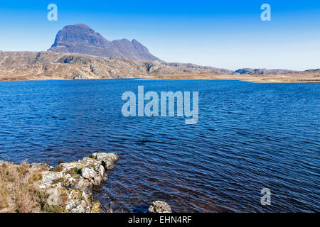 SUILVEN ANSATZ AUF DEN BERG MIT FIONN LOCH IN DER NÄHE VON LOCHINVER SUTHERLAND MÄRZ MORGENS Stockfoto