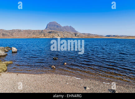 SUILVEN ANSATZ AUF DEN BERG MIT KIESSTRAND AM FIONN LOCH IN DER NÄHE VON LOCHINVER SUTHERLAND MÄRZ MORGENS Stockfoto