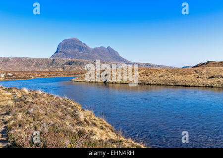 SUILVEN ANSATZ AUF DEN BERG MIT DEM FLUSS KIRKAIG IN DER NÄHE VON LOCHINVER MÄRZ MORGENS Stockfoto