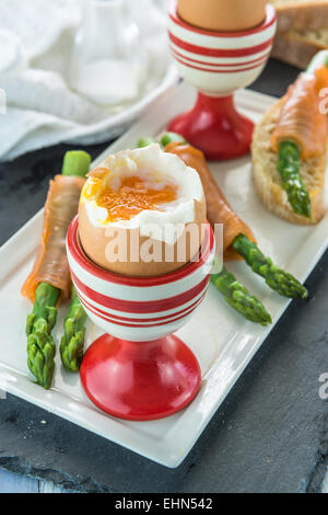 Gourmet-Frühstück mit gesmokten Lachs, weich gekochtes Ei und grünem Spargel Stockfoto