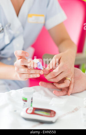 Eines Patienten im Krankenhaus auf der Intensivstation, Bordeaux Krankenhaus Überwachung des Blutzuckers. Stockfoto