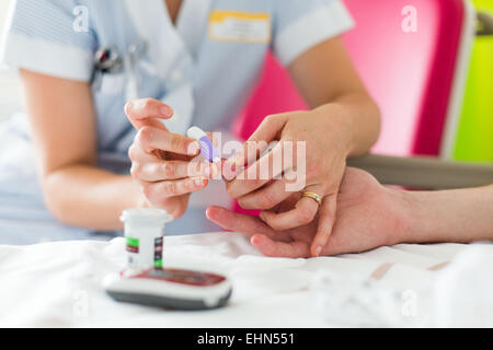 Eines Patienten im Krankenhaus auf der Intensivstation, Bordeaux Krankenhaus Überwachung des Blutzuckers. Stockfoto