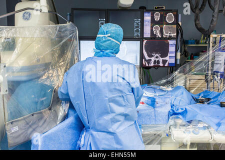 Thrombektomie durchgeführt unter zerebrale Angiographie bei einem Patienten mit Symptomen eines Schlaganfalls, Neuro-vaskuläre Einheit (UNV) CHU Bordeaux. Stockfoto