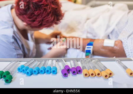 Krankenschwester die Blutprobe von einem Patienten. Stockfoto