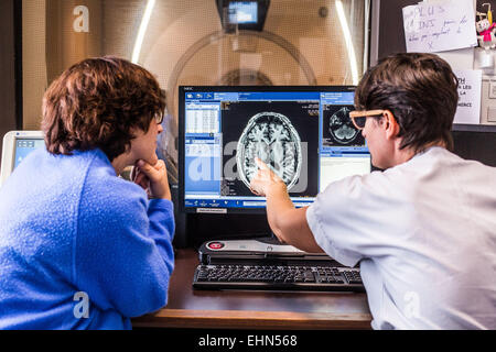 Ärzte Bau eines Patienten eine Computertomographie (CT) Scannen des Gehirns, Krankenhaus in Bordeaux, Frankreich. Stockfoto