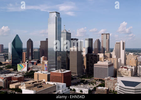 Skyline der Stadt von Dallas, Texas an einem schönen, sonnigen Tag. Stockfoto