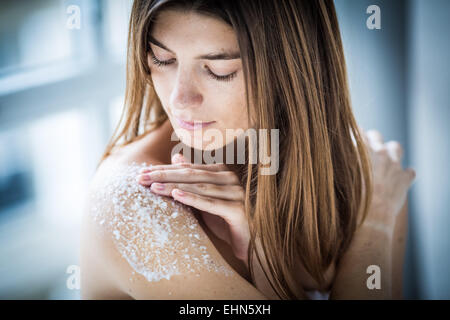 Frau mit Peeling Peeling. Stockfoto