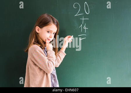 7 Jahre altes Mädchen in der Schule. Stockfoto